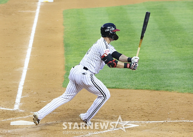 [포토] 오지환 '연승 재개 알리는 신호'