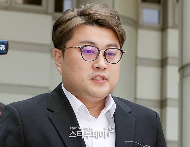 영장실질심사를 마치고 유치장으로 이동하는 김호중. 사진ㅣ유용석 기자