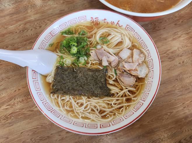 소유라멘 국물 한 입. 여행의 피로가 풀린다