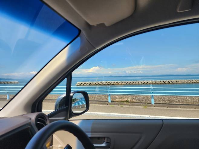 시모나다역으로 가고 있다면 운전자석 옆으로 늘 바다가 있다