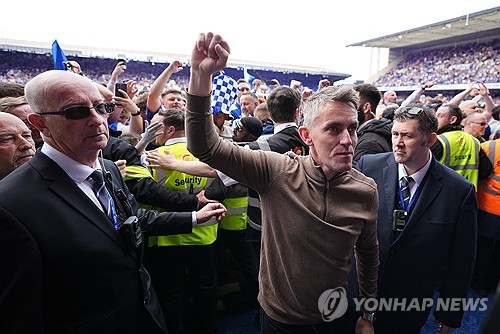 영국 스카이스포츠가 24일(한국시간) 맨체스터 유나이티드가 매케나 감독 측과 만나 대화를 나눴다고 전했다. 매케나는 이미 첼시의 강력한 차기 감독 후보로 거론되고 있다. 맨유는 에릭 턴하흐 감독의 거취를 결정해야 매케나를 영입할 수 있다. 연합뉴스