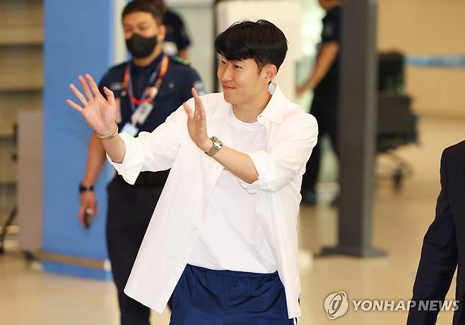 손흥민이 소속팀 토트넘의 2023-2024시즌을 마치고 24일 인천국제공항을 통해 귀국했다. 손흥민은 이번 시즌 17골 10도움을 기록, 개인 통산 3번째로 10-10 클럽 달성을 이뤘다. 32년을 맞은 프리미어리그에서도 손흥민까지 단 6명만 보유한 기록이어서 뜻 깊다. 손흥민은 공식전을 모두 마친 뒤엔 토트넘 선수들과 호주 멜버른에서 친선 경기를 하고 귀국했다. 연합뉴스