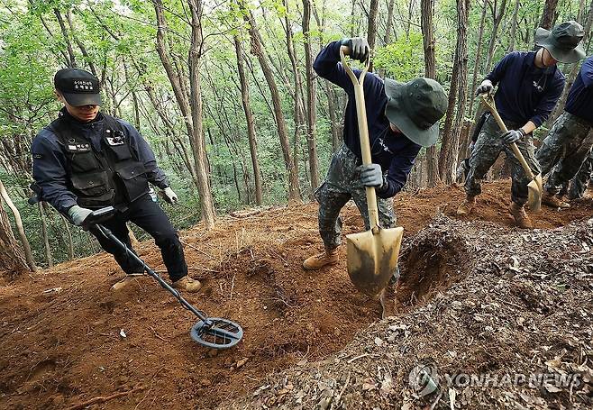 국방부 유해발굴감식단의 유해 발굴 현장 [연합뉴스 자료사진]