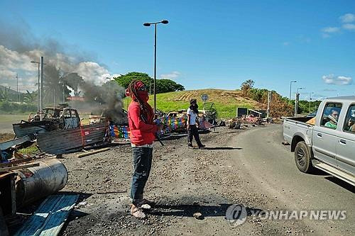 누벨칼레도니의 도로에서 카나크족이 바리케이드를 세우고 차량을 통제하는 모습. [AFP 연합뉴스 자료사진]