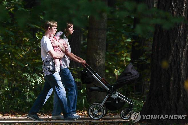 아이와 산책하는 모스크바 시민 [타스=연합뉴스 자료사진. 재판매 및 DB 금지]