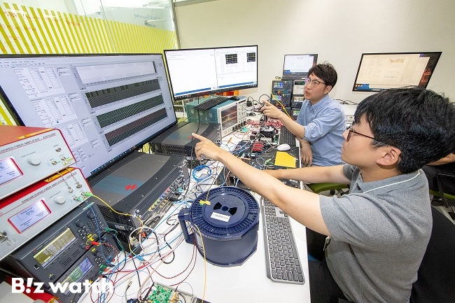 KT 연구원이 서울 서초구 KT연구개발센터에서 고속 양자 암호 키 분배 장비의 성능을 테스트하고 있다./사진=KT 제공