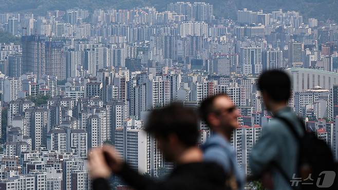 서울 남산에서 바라본 아파트 단지들. 2024.5.9/뉴스1 ⓒ News1 김도우 기자