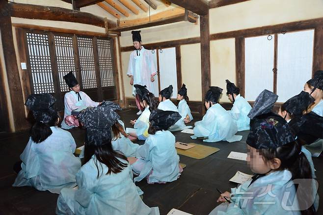 아이들을 위한 외암서당 체험 프로그램(아산시 제공)