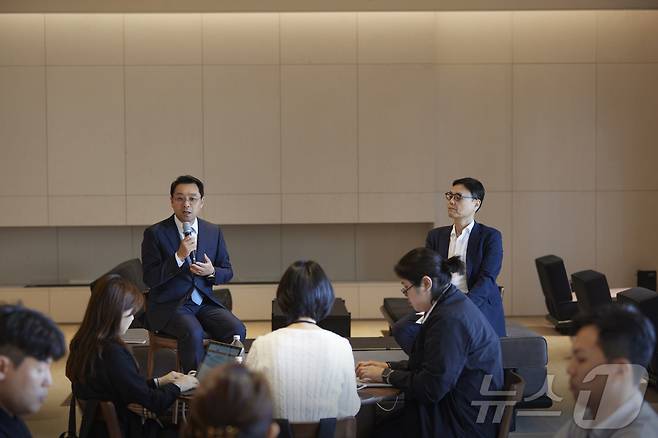 김민수 해비치 호텔앤드리조트 대표(왼쪽)가 리조트 리노베이션에 대해 설명하고 있다.(해비치 호텔앤드리조트 제공)