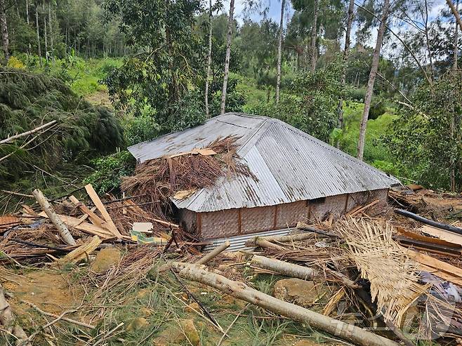 24일(현지시간) 파푸아뉴기니 엥가주(州) 마이프 물리타카에서 산사태가 발생해 잔해가 한 주택의 지붕을 덮쳤다. 2024.05.24/ ⓒ 로이터=뉴스1 ⓒ News1 권진영 기자