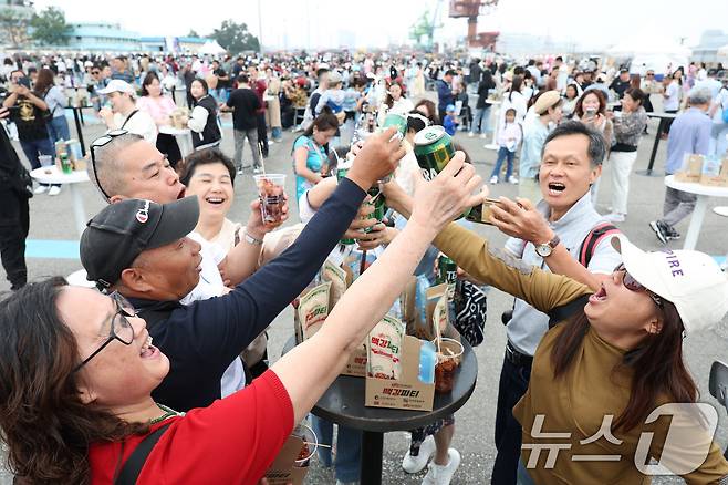 25일 오후 인천항 상상플랫폼에서 열린 제2회 1883 인천맥강파티에서 외국인 관광객들이 닭강정과 맥주를 즐기고 있다. 인천의 유명한 먹을거리인 닭강정과 함께 맥주를 즐길 수 있는 인천맥강파티는 외국인관광객을 유치하기 위해 마련됐다. 2024.5.25/뉴스1 ⓒ News1 신웅수 기자