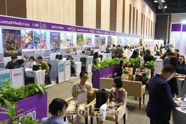한국콘텐츠진흥원이 지난해 11월 태국 방콕에서 개최한 '2023 태국 K-박람회'에서 K-콘텐츠와 연관산업 기업들이 해외 진출을 위해 적극 수출상담을 했다. 