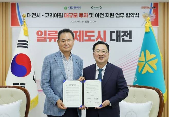 코리아휠 최훈 회장(왼쪽)이 이장우 대전시장과  지난 24일 회사 이전 업무협약을 맺고 기념촬영하고 있다./대전시청