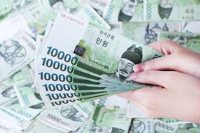 지인에게 2만원을 빌린 후 입금자명에 '20000'이라고 적어 마치 돈을 갚은 것처럼 꾸미고는 실제로는 2원을 보낸 사연에 누리꾼들이 공분하고 있다. 사진은 기사와 직접적인 관련이 없습니다. [이미지출처=게티이미지]