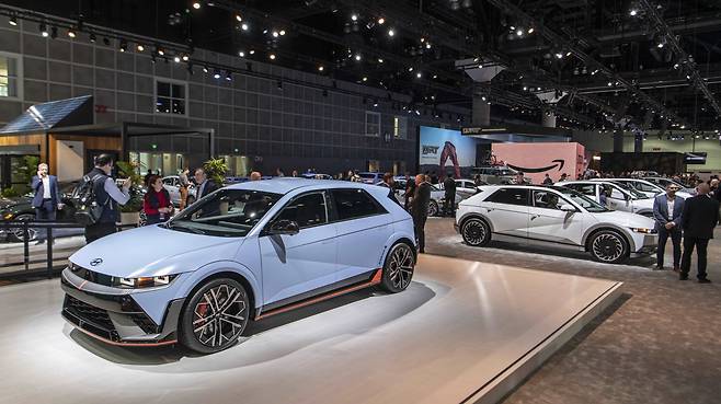 지난해 11월 미국 LA 컨벤션 센터에서 열린 '2023 LA 오토쇼(2023 Los Angeles Auto Show)'에 현대자동차의 ‘아이오닉 5 N’ 등 차량이 전시돼 있다./현대차