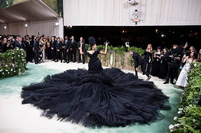 지난 6일 열린 멧 갈라에 거대한 블랙 드레스를 입고 참석한 미국 가수 카디비. /연합뉴스