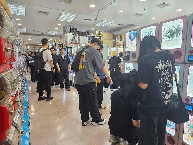 지난 18일 오후 3시쯤 서울 서초구의 국제전자센터 9층을 방문한 시민들이 가챠를 구경하고 있다./김병권 기자