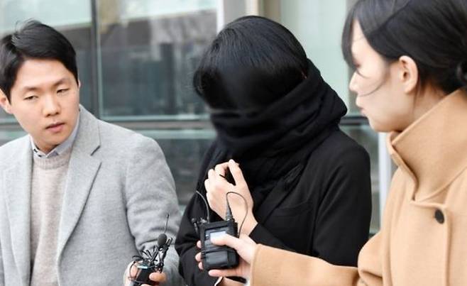 더불어민주당 이재명 대표 배우자 김혜경 씨의 '법인카드 유용 의혹'과 관련해 공직선거법 위반 혐의로 1심에서 집행유예를 선고받은 전 경기도청 5급 별정직 공무원 배모 씨가 지난 2월 14일 오후 경기도 수원시 영통구 수원고등법원에서 열린 항소심 선고공판을 마치고 법원을 나오고 있다 ⓒ연합뉴스