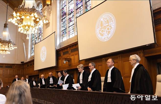 네덜란드 헤이그에 있는 국제사법재판소(ICJ)에서 16일 재판관들이 이스라엘에 대한 가자지구 공격 중단 명령과 관련한 심리에 참석하고 있다.  헤이그=신화 뉴시스