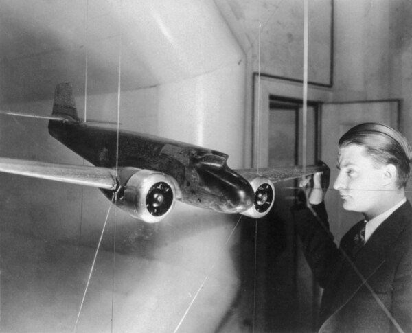 젊은 시절 항공기 모델을 테스트하고 있는 켈리 존슨. 위키피디아