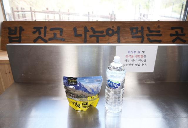 식사는 주로 조리가 간편한 발열도시락으로 해결했다. ⓒ박준규