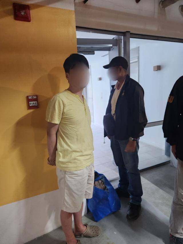 46억 원을 횡령해 해외로 도피한 최씨(왼쪽)가 1월 9일 오후 필리핀 마닐라의 한 리조트에서 현지 경찰에 체포됐다. 경찰청 제공