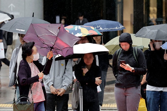 비가 내리고 있는 지난 15일 오후 서울 용산역 인근에서 한 시민의 우산이 강한 바람에 뒤집히고 있다. 2024.05.15. [사진=뉴시스]