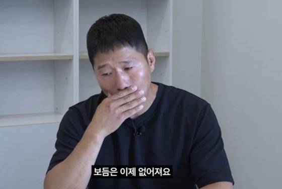 이른바 개통령으로 불리는 반려동물 훈련사(보듬컴퍼니 대표) 강형욱씨가 아내 수잔 예희 엘더 보듬컴퍼니 이사와 함께 24일 유튜브 채널 강형욱의 보듬TV에 출연해 갑질 의혹에 대해 해명하고 있다. 유튜브 갈무리
