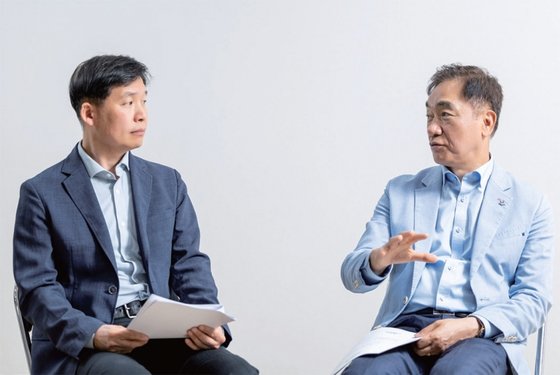 김경수(왼쪽) 카이스트 대외부총장과 정장선 평택시장은 “한국 반도체 산업이 세계에서 주도적 역할을 하게 된 동력은 주한미군 기지 이전”이라고 말한다.