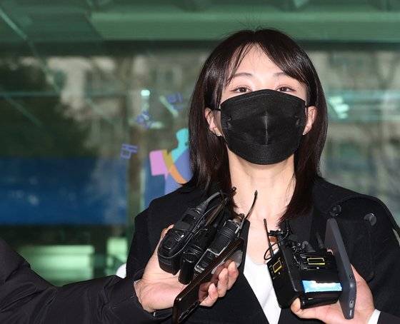 방송인 서은우(개명 전 서민재)가 지난 1월 18일 서울 마포구 서부지법에서 열린 필로폰 투약 혐의 관련 선고기일을 마친 뒤 법원을 나서며 취재진의 질문에 답하고 있다. 연합뉴스