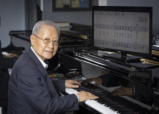 오세균 한국동요음악협회장이 서울 중랑구의 한 연습실에서 본인이 작곡한 창작 동요 ‘그림 그리고 싶은 날’을 피아노로 연주하고 있다. 김상선 기자