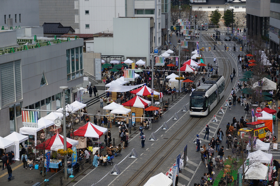 도야마시는 노면전차등 공공교통망을 활성화하고 그 주변으로 도시 기능을 모으는 압축도시를 지향하고 있다. [사진 도야마시]