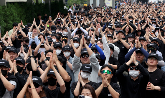 전국삼성전자노조 조합원들이 24일 서울 서초 사옥 앞에서 문화행사를 열고 있다. [뉴스1]