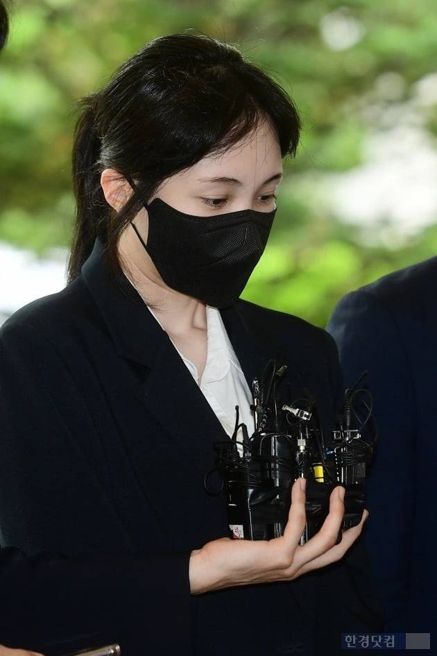 마약류관리에관한법률 위반 혐의를 받는 '하트시그널' 출신 방송인 서민재가 2023년 5월 서울 공덕동 서울서부지방법원에 구속 전 피의자 심문(영장실질심사)에 출석하고 있다. / 변성현 한경닷컴 기자 byun84@hankyung.com