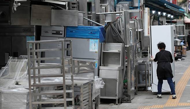 중고 주방용품 업체 직원이 지난 5월 17일 서울 중구 황학동 주방가구거리에서 주방 설비를 운반하고 있다. 권도현 기자