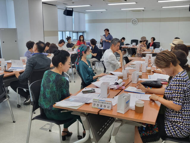인천고령사회대응센터가 최근 50+커뮤니티활성화지원사업에 대한 설명회를 개최하고, 사업을 소개하고 있다. 인천고령사회대응센터 제공