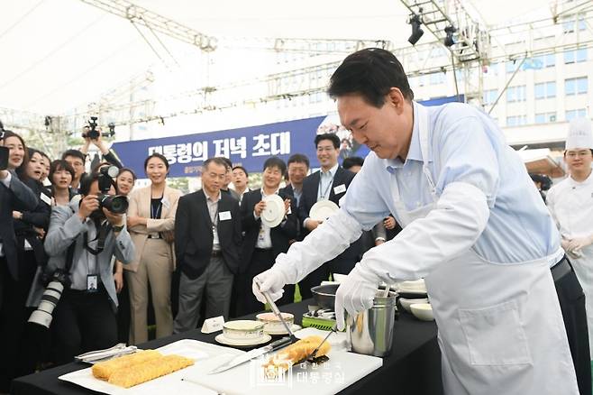 ▲24일 '대통령의 저녁 초대' 행사에서 윤석열 대통령. ⓒ대통령실