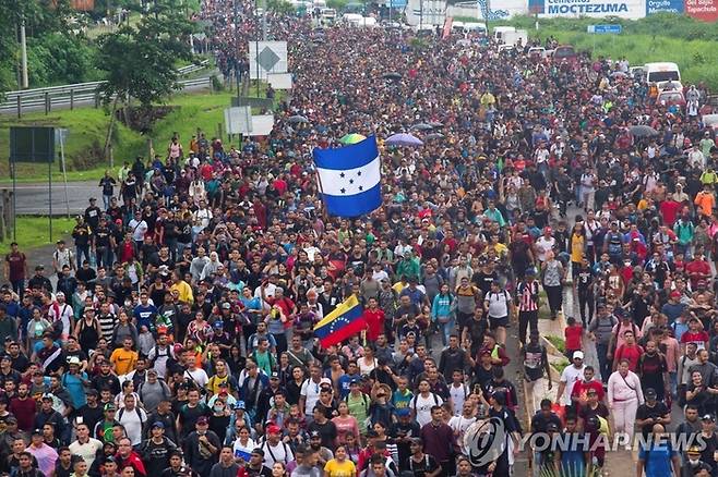 지난 2022년 6월, 미국으로 가려는 중남미 이민자 수천 명이 멕시코 남부 타파출라에서 다 함께 이동을 시작하고 있다. [로이터 연합뉴스]