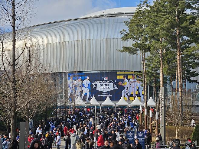 20일 미국 프로야구 메이저리그(MLB) 정규 시즌 개막전이 열리는 서울 고척스카이돔에 국내·외 야구팬들이 경기장에 입장하고 있다. 이용경 기자