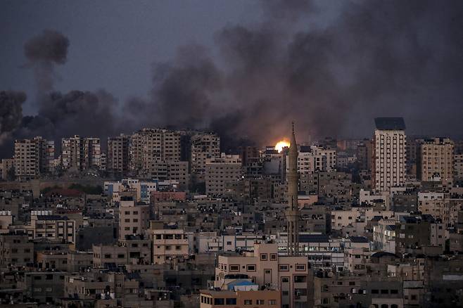 이스라엘의 공습으로 가자지구 항구 일대가 시커먼 연기로 뒤덮힌 가운데 거대한 화염이 일고 있다. [연합]