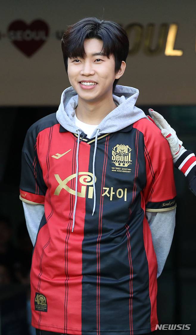 [서울=뉴시스] 김선웅 기자 = 가수 임영웅이 8일 서울 마포구 서울월드컵경기장에서 열린 프로축구 K리그1 FC서울과 대구FC의 경기 시작 전 시축을 하기 위해 그라운드에 오르고 있다. 2023.04.08. mangusta@newsis.com