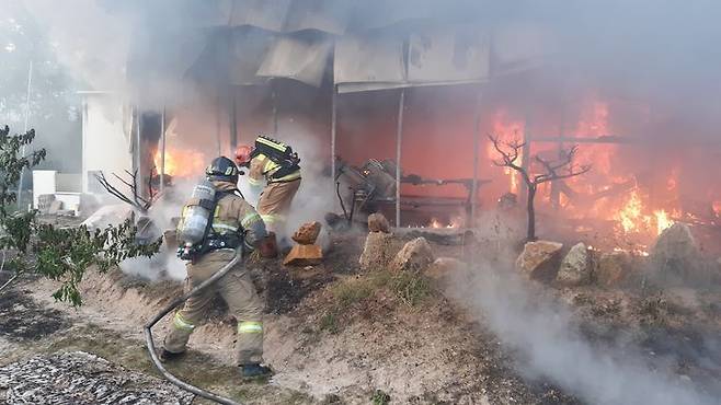 영천시 청통면 호당리 한 농가주택에서 발생한 화재를 진압하고 있다. (사진=영천소방서 제공) *재판매 및 DB 금지