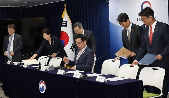 최상목 부총리 겸 기획재정부 장관이 관계장관 등과 23일 반도체 생태계 종합지원 방안 브리핑을 위해 종로구 정부서울청사 브리핑실로 들어서고 있다. 연합뉴스