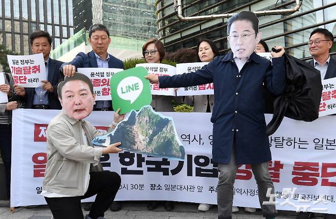 14일 오전 서울 종로구 일본대사관 앞에서 열린 '역사, 영토, 기업까지 강탈! 일본 정부 규탄' 기자회견 참석자들이 퍼포먼스를 선보이고 있다. 황진환 기자