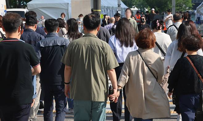 지난 23일 서울 세종로사거리에서 횡단보도를 건너는 시민들 모습. 연합뉴스