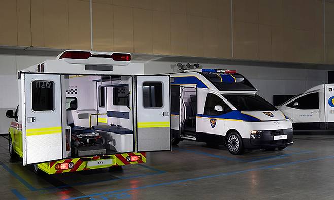 ST1을 응급 구조차(왼쪽), 경찰 작전차로 만든 모습. 현대차 제공