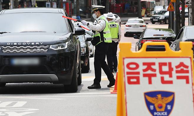 경찰이 행락지 및 스쿨존 음주단속을 하는 모습. 연합뉴스