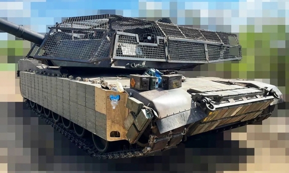우크라이나의 에이브럼스 전차에도 ‘안티 드론 장갑 스크린’이 설치된 것으로 전해졌다.