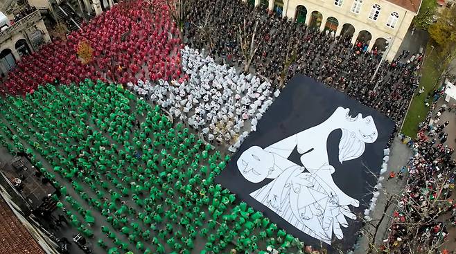 2023년 12월8일 스페인 게르니카 ‘플라사 데 우니온’에 모인 시민들이 팔레스타인 국기를 만드는 퍼포먼스를 펼쳤다. ⓒGernika 유튜브 영상 갈무리