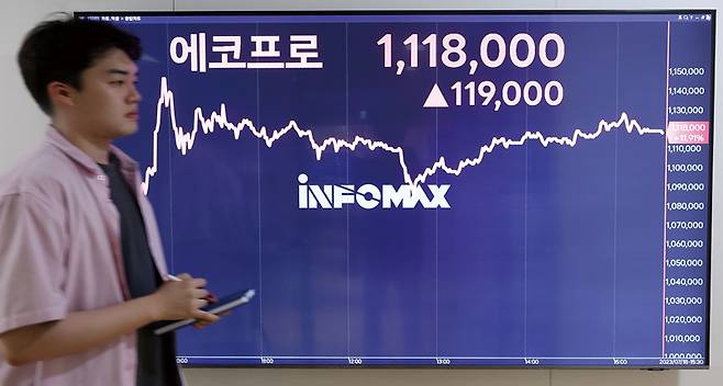 에코프로가 전 거래일 대비 11.91% 오른 111만8000원으로 거래를 마감한 2023년 7월18일 서울 종로구 연합 인포맥스 전광판에 에코프로 종가 현황이 표시되고 있다. ⓒ연합뉴스